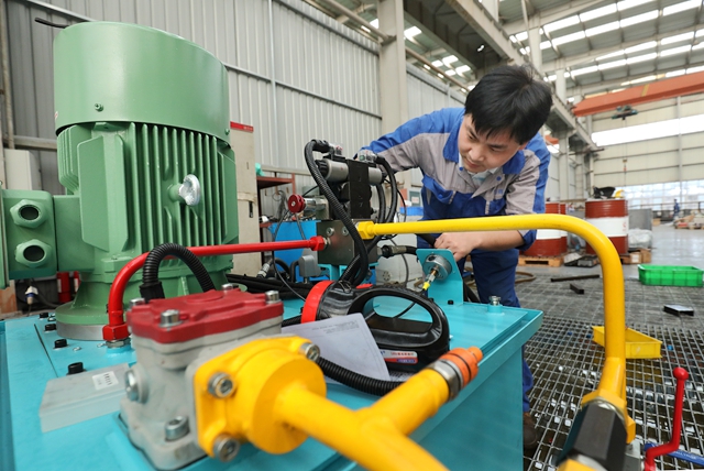 企業(yè)按下“快進(jìn)鍵” 開足馬力忙生產(chǎn) 機(jī)電產(chǎn)品成增長(zhǎng)新引擎